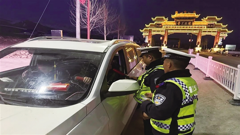 普兰县开展夜查行动 守护道路交通安全
