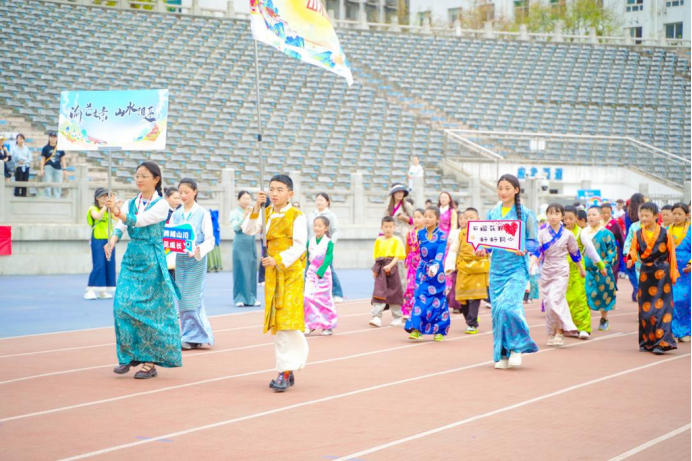 芒康县40名青少年到重庆开展“三交”活动