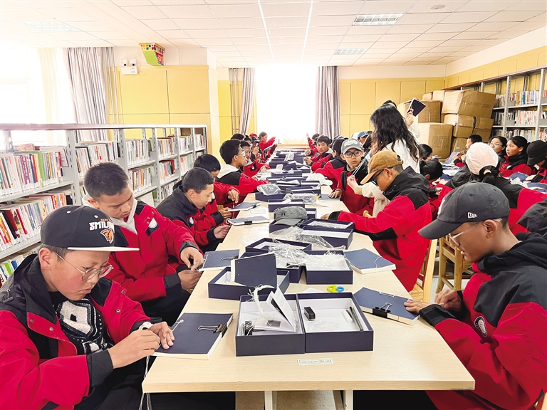 拉萨市图书馆开展“古籍修复技艺传承”科普活动