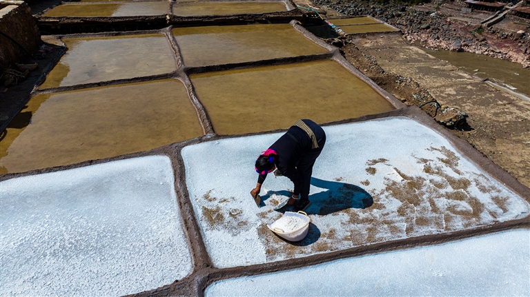 国家级非遗芒康盐井:千年盐田的传统与现代交融