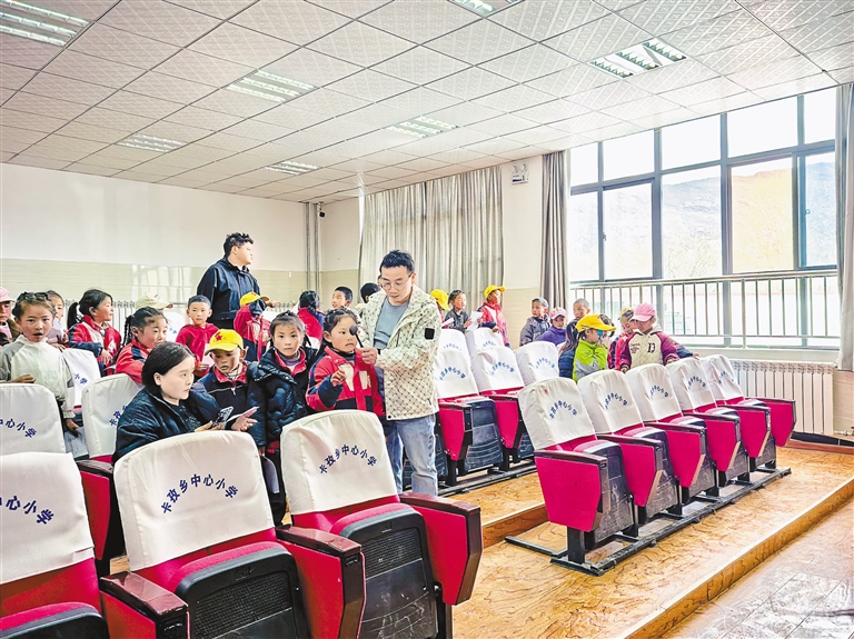 视力筛查进校园 关爱学生眼健康