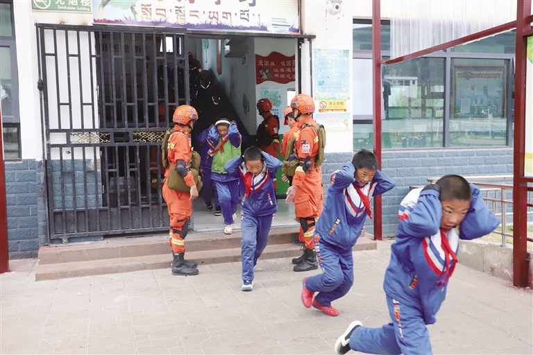 昌都左贡县森林消防中队开展地震应急疏散演练