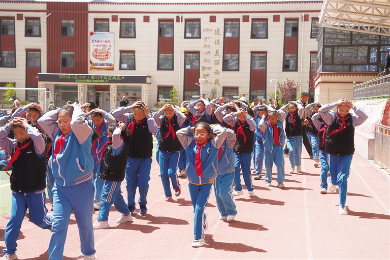 拉萨一小学开展地震火灾逃生演练