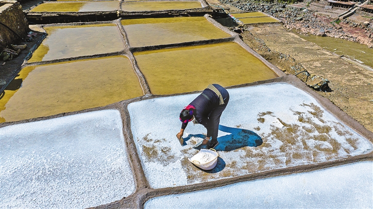 芒康盐井:古老技艺与现代生活交相辉映