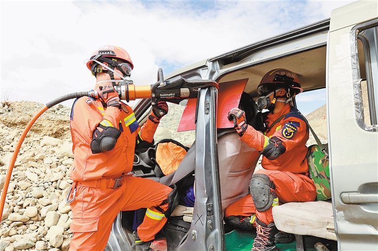 山南市消防救援支队参加地震灾害综合应急演练