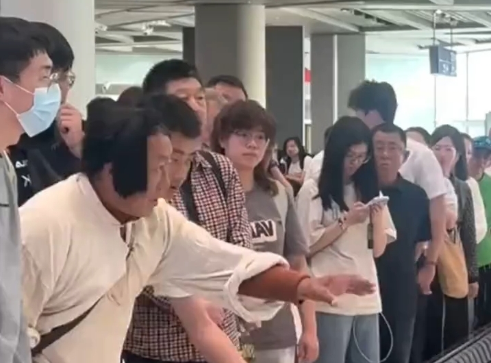 康巴汉子俯身一托，粗犷中藏着的温柔被发现了!