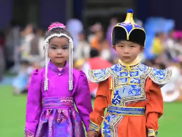 “六一”民族服装秀 萌娃举手投足超有范儿
