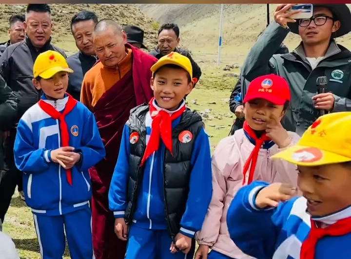 西藏小学生在户外藏戏开嗓