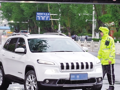 拉萨交警全力护航高考