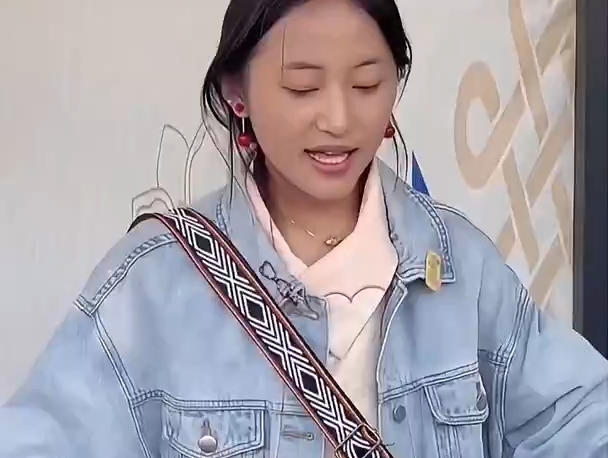 00后藏族姑娘扎念弹响《故乡邱多江》