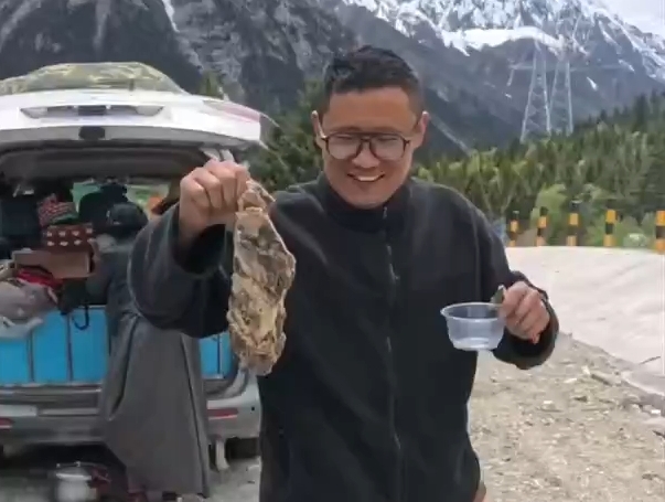 别人在318国道看风景，他们被藏族同胞宠成宝