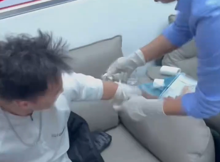 摩友摔伤，边境民警帮忙包扎伤口