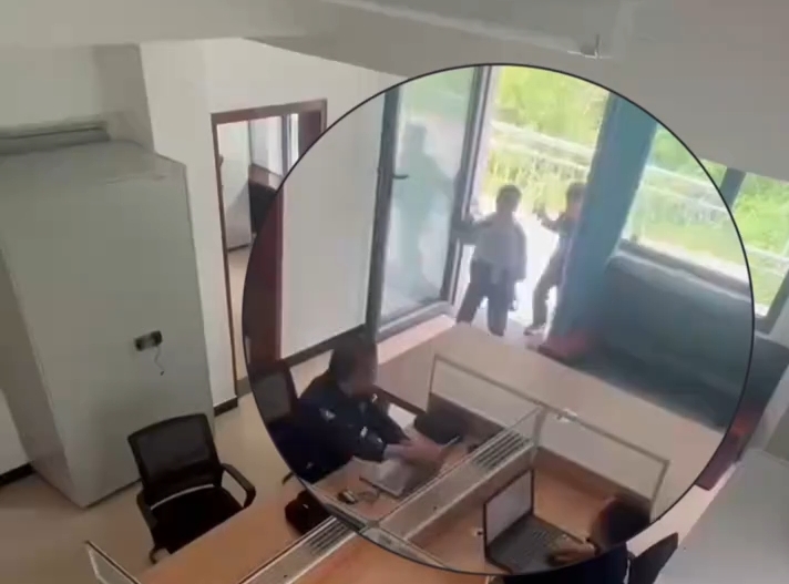 西藏小学生路边发现大麻