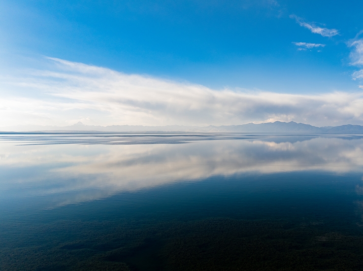初夏，静谧的玛旁雍错
