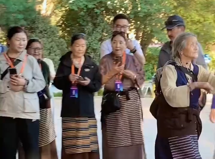 藏族老奶奶跳舞逗笑众人