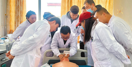 援藏干部人才在革吉县开展临床技能培训