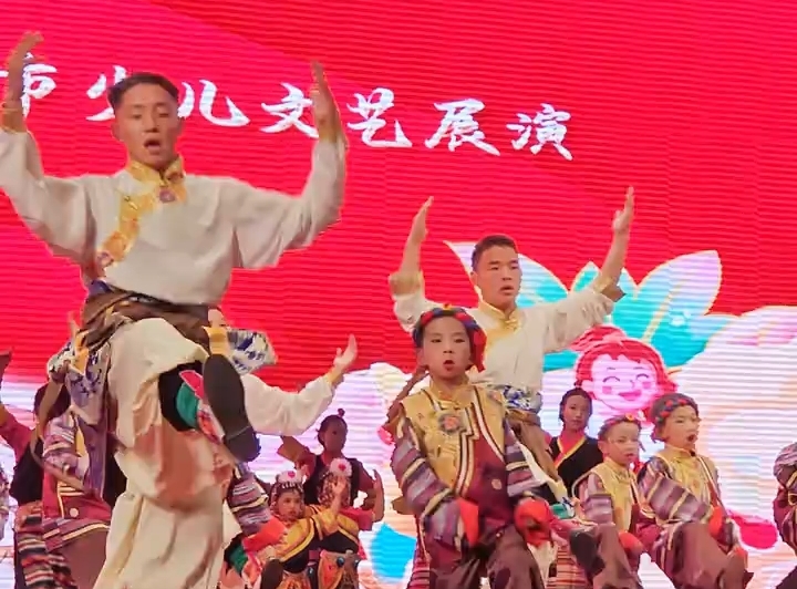 小萌娃和大哥哥同框跳打墙舞，丝毫不落下风