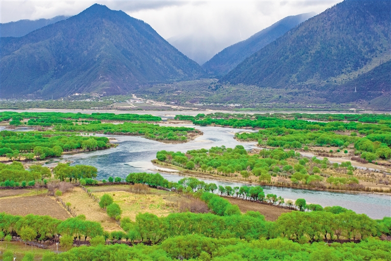 山水画卷醉游人