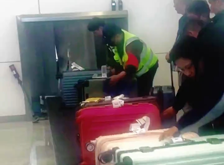 阿里昆莎机场新增“擦拭行李”暖心服务