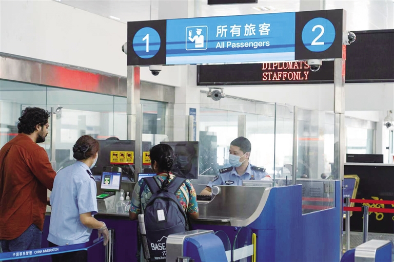 旅游旺季 樟木口岸迎来了出入境客流高峰