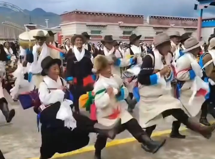 望果节现场群众盛装起舞，把丰收期盼跳成风景