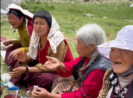 游客被阿妈啦“投喂”糌粑