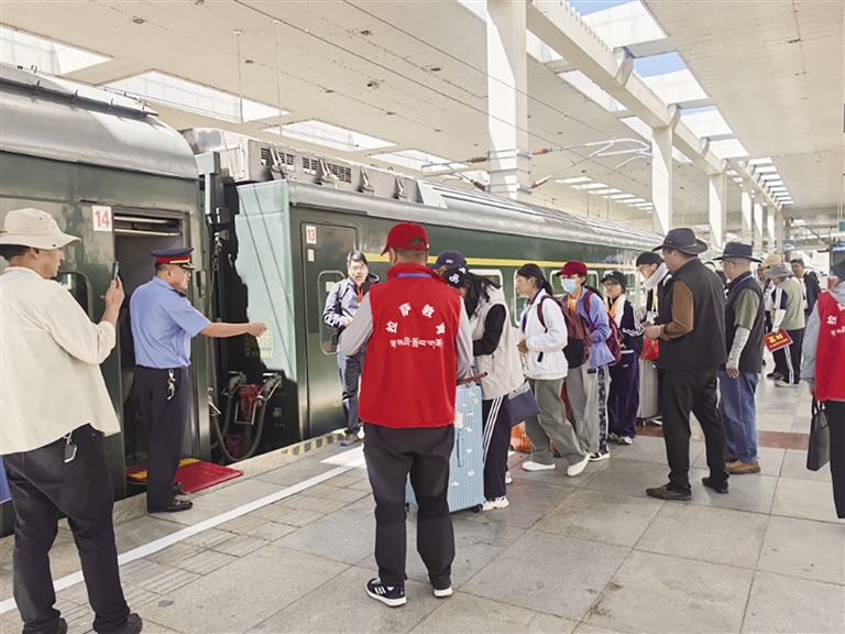 一站式”无忧服务 拉萨火车站工作人员护航师生返校