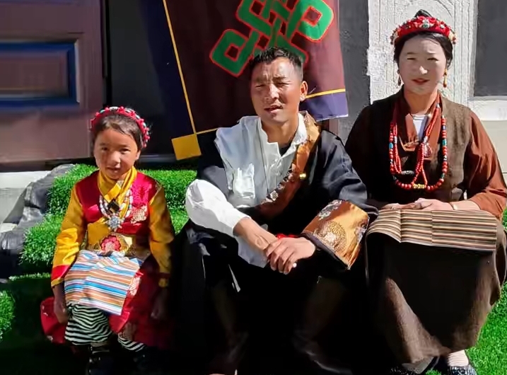 定结县郭加乡乃村小女孩带我们参观新房