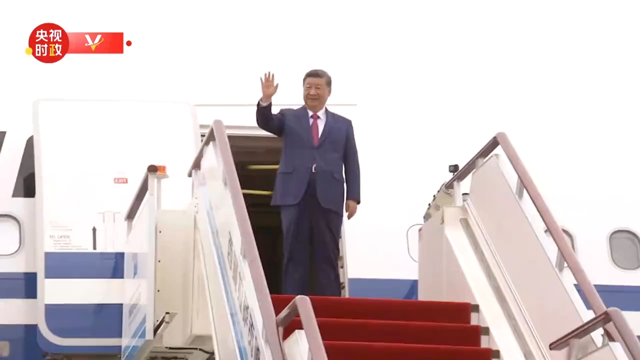 习近平率中央代表团抵达拉萨