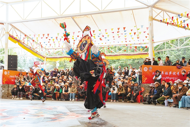 西藏拉萨:欢度雪顿佳节 共享藏戏盛宴