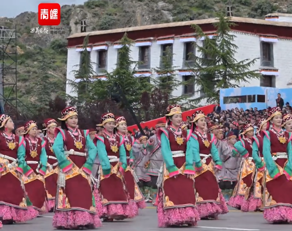林芝表演方队热玛琴伴桃花醉美高原