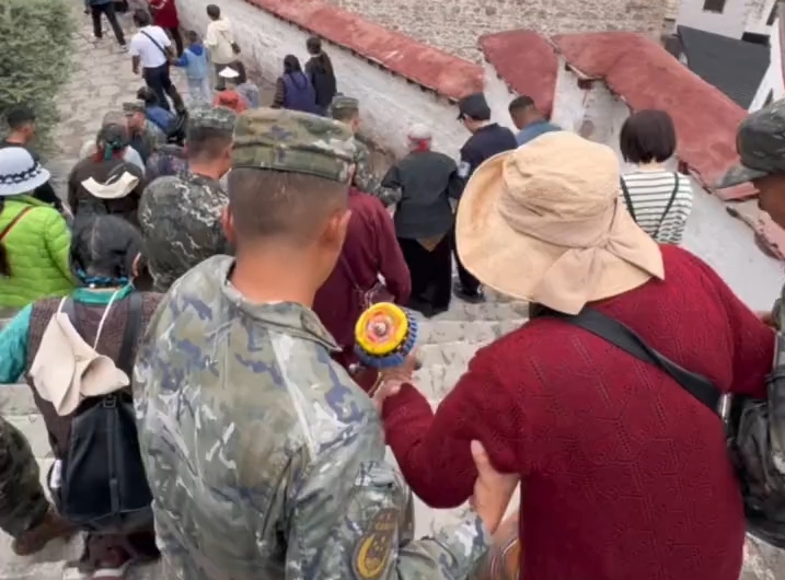 兵哥哥搀扶老人下台阶，这一幕有爱又有力量！