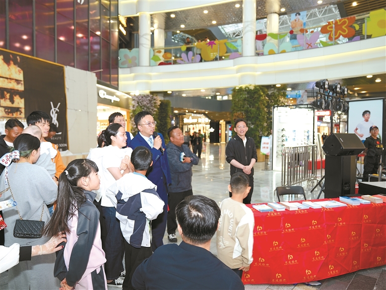 举办“全民反诈”与生态文明宣传活动