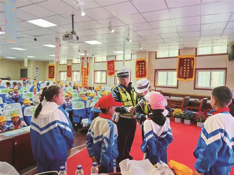 拉萨交警多举措守护学生出行安全