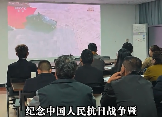 中央代表团赠送的（纪念品）投影仪观看大会直播