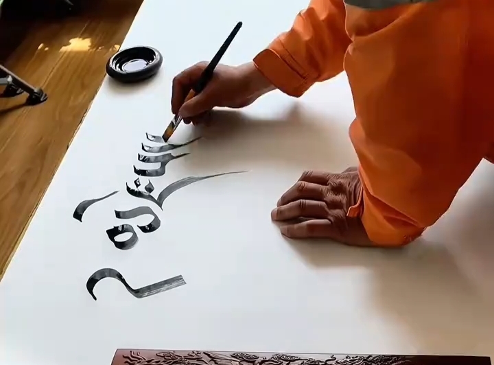 养护工人工作间隙练习藏文书法 ，字迹工整！