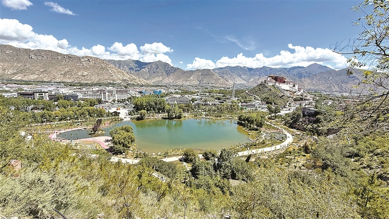 城在林中 人在景中