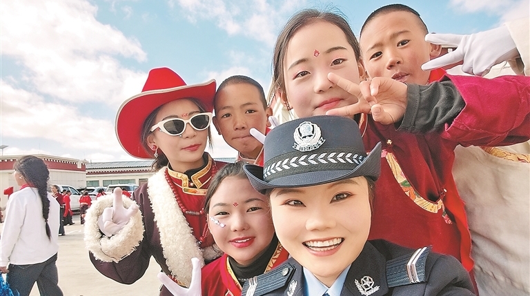 “穿警服的老师”与边关儿童的双向奔赴