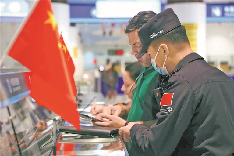 拉萨出入境边防检查站移民管理警察坚守在岗位