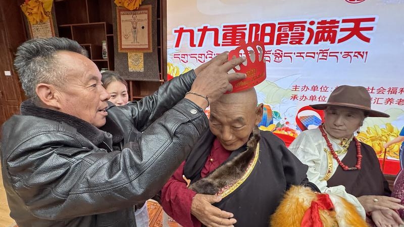 拉萨福利院活动让老人笑逐颜开