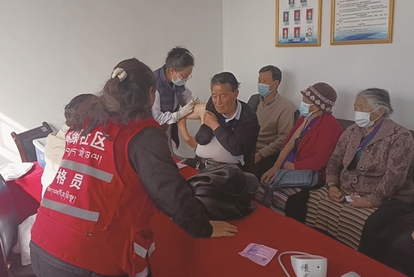 拉萨市林聚社区“上门接种”服务守护老人健康