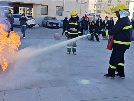 西藏开展“11·9全民消防日”应急演练