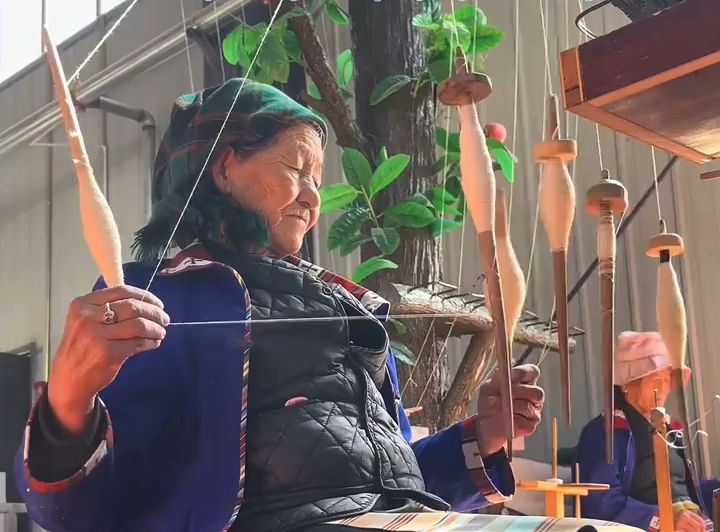 奶奶同时操作多个纺锤捻线，这个技能太满分啦