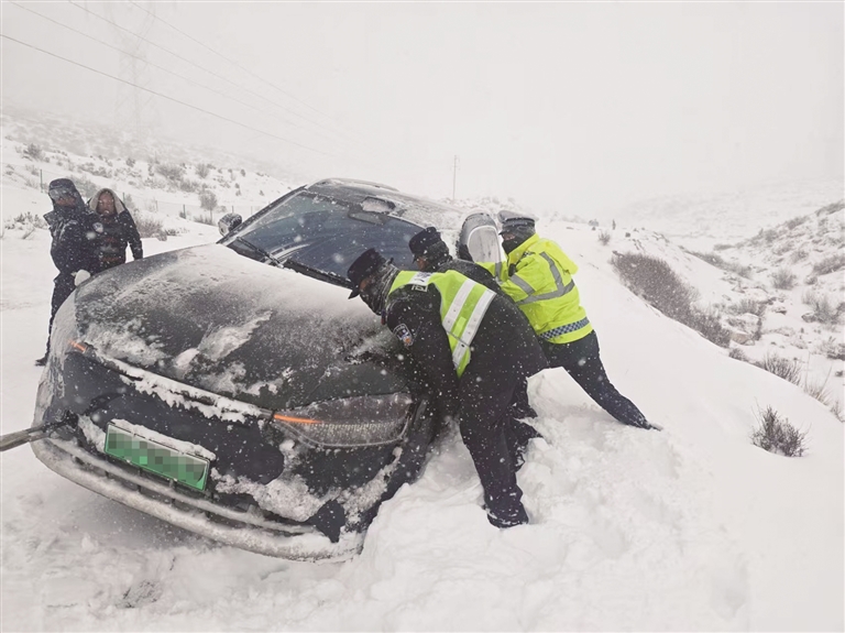 八宿公安全力守护 冰雪天气道路交通安全