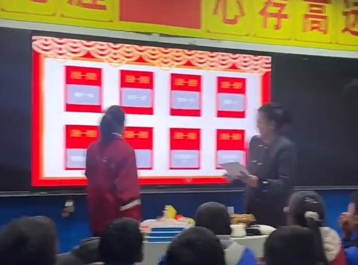 西藏老师为学生准备“刮刮乐”