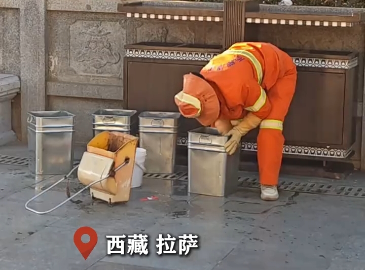 3度气温环卫工清洗垃圾桶感动路人