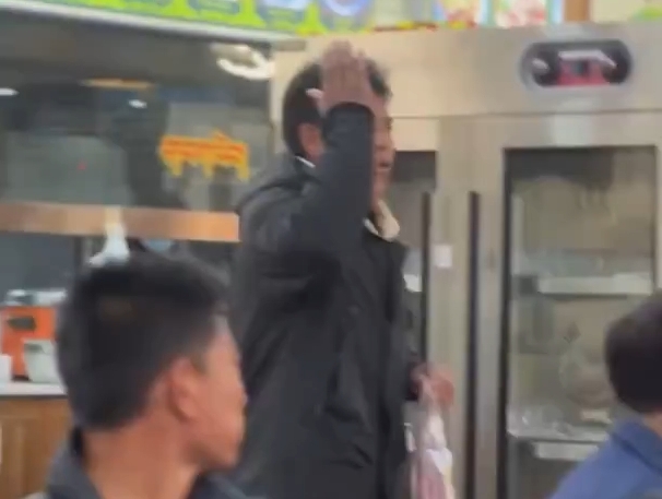 大哥推销藏香附赠祝词，网友：这情绪价值钱包很难守住！