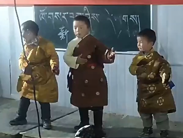 西藏萌娃“害羞三连”火了！小失误引全场爆笑