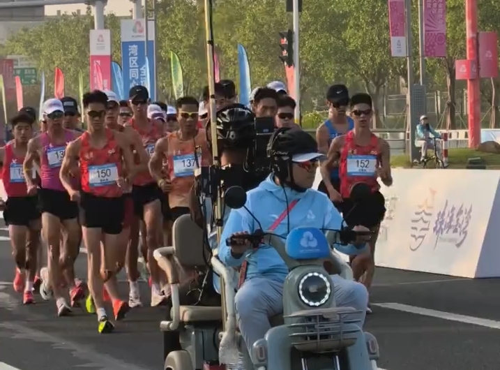 17日第十五届全运会马拉松竞走混合接力比赛开赛