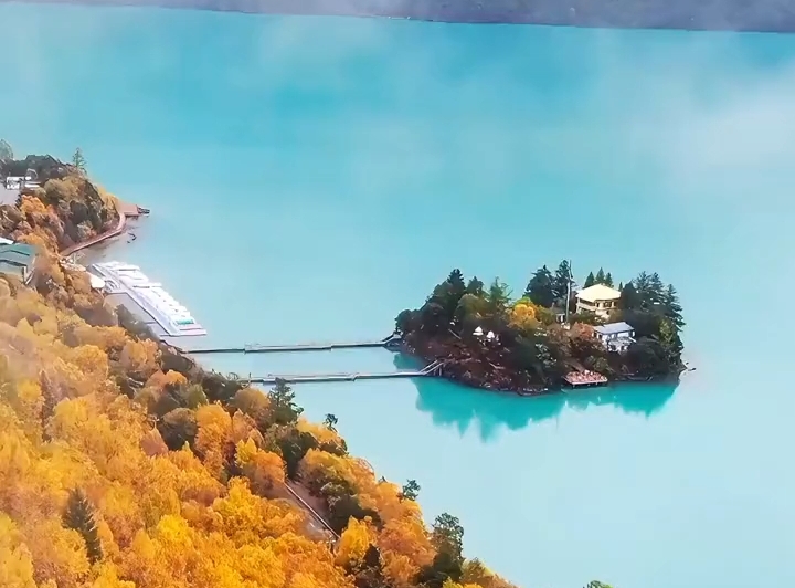 蜜蜡黄、玛瑙红、松石绿 秋天来林芝感受西藏配色